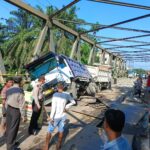 Truk Anjlok, Polsek Padang Tualang melaksanakan Pam dan ngatur lalin di Jembatan Titi Besi Sei Tenang Batang Serangan.