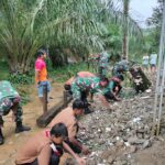 Anggota Koramil 16/ Batang Natal Kodim 0212/ Tapanuli Selatan Laksanakan Giat Jum' at Bersih Dengan Gotong Royong