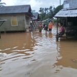 Akibat Tingginya Curah Hujan Anak Sungai Aek Guo Simpang Gambir Meluap Rendam Sejumlah Pemukiman Warga