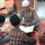 Mengisi Bulan Ramadhan, Kanit Binmas Polsek Tanjung Pura Ajarkan Anak-anak Mengaji