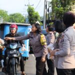 Polwan Polres Langkat Bagikan Kebahagiaan Ramadhan membagikan Takjil buka puasa.