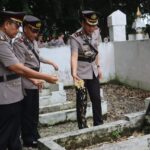 Peringati Hari Bhayangkara Ke-78 Wakapolres Langkat Pimpin Upacara Ziarah Makam Pahlawan