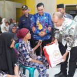 Pj. Bupati Langkat Serahkan Langsung 122 Paket Sembako Bantuan Presiden RI di 3 Kecamatan