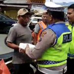 Raih Keberkahan, Satlantas Polres Palas Membagikan Nasi kotak Kepada Pengguna Jalan