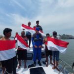 Sat Polairud Polres Langkat Sambangi Warga dan Bagikan Bendera